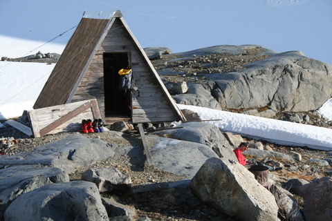 File:20251126034844!Sentinel bay glaciology hut.jpg