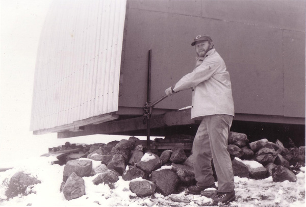 File:Brew Hut I displacing.jpg