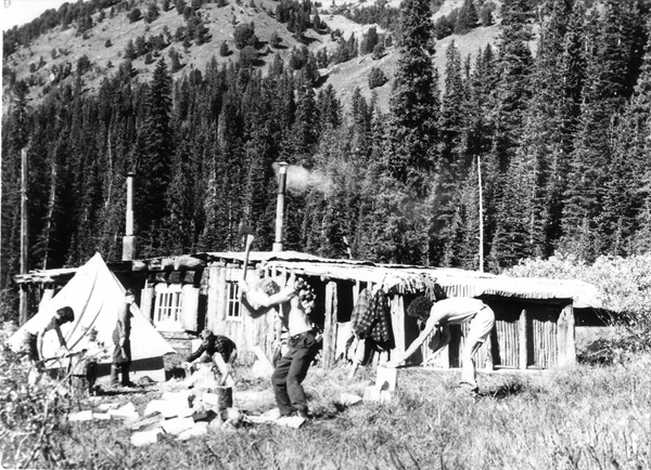 File:20061204003045!McGillvray Pass Hut.jpg